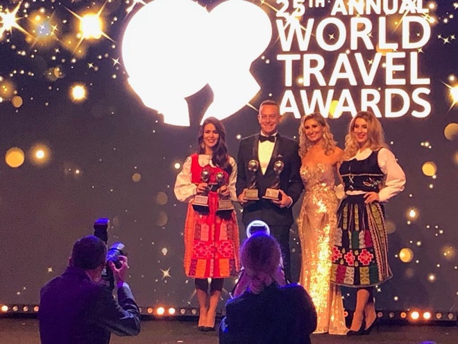 Ông Ty Collins - Tổng quản lý JW Marriott Phu Quoc Emerald Bay resort - nhận giải thưởng tại lễ trao giải WTA 2018.