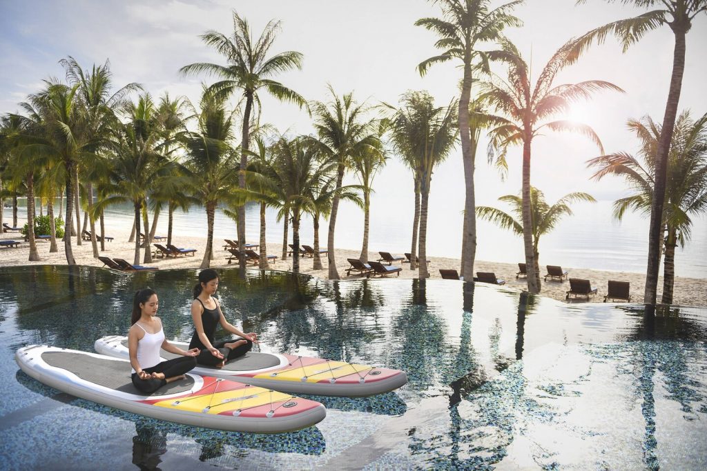 lớp học yoga trên hồ bơi con sò - JW Marriott Phu Quoc Emerald Bay