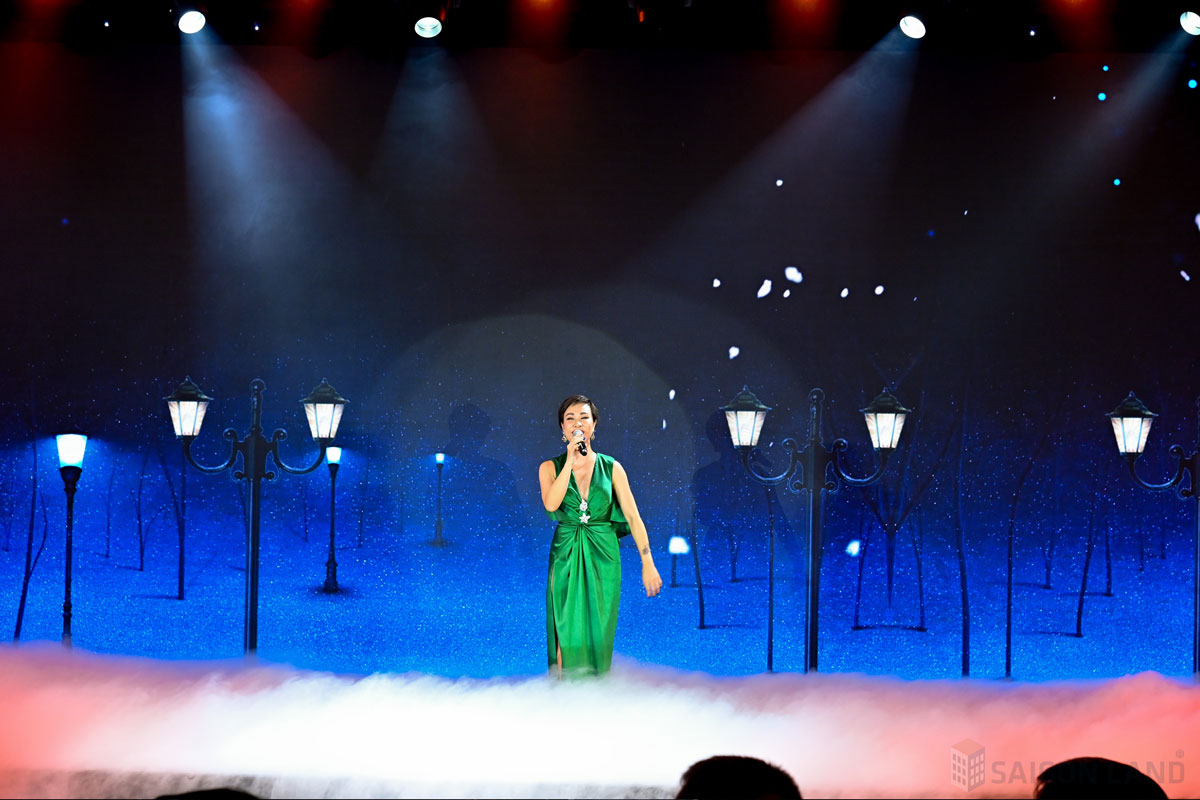 Ca sĩ Uyên Linh hát tại sự kiện ra mắt Đại Đô Thị Meyhomes Capital Phú Quốc