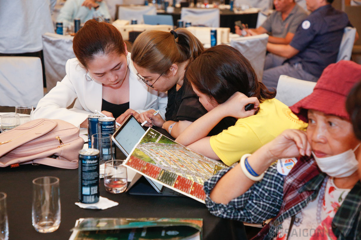 Tư vấn khách hàng tại Sự kiện ra mắt đại đô thị Meyhomes Capital Phú Quốc.