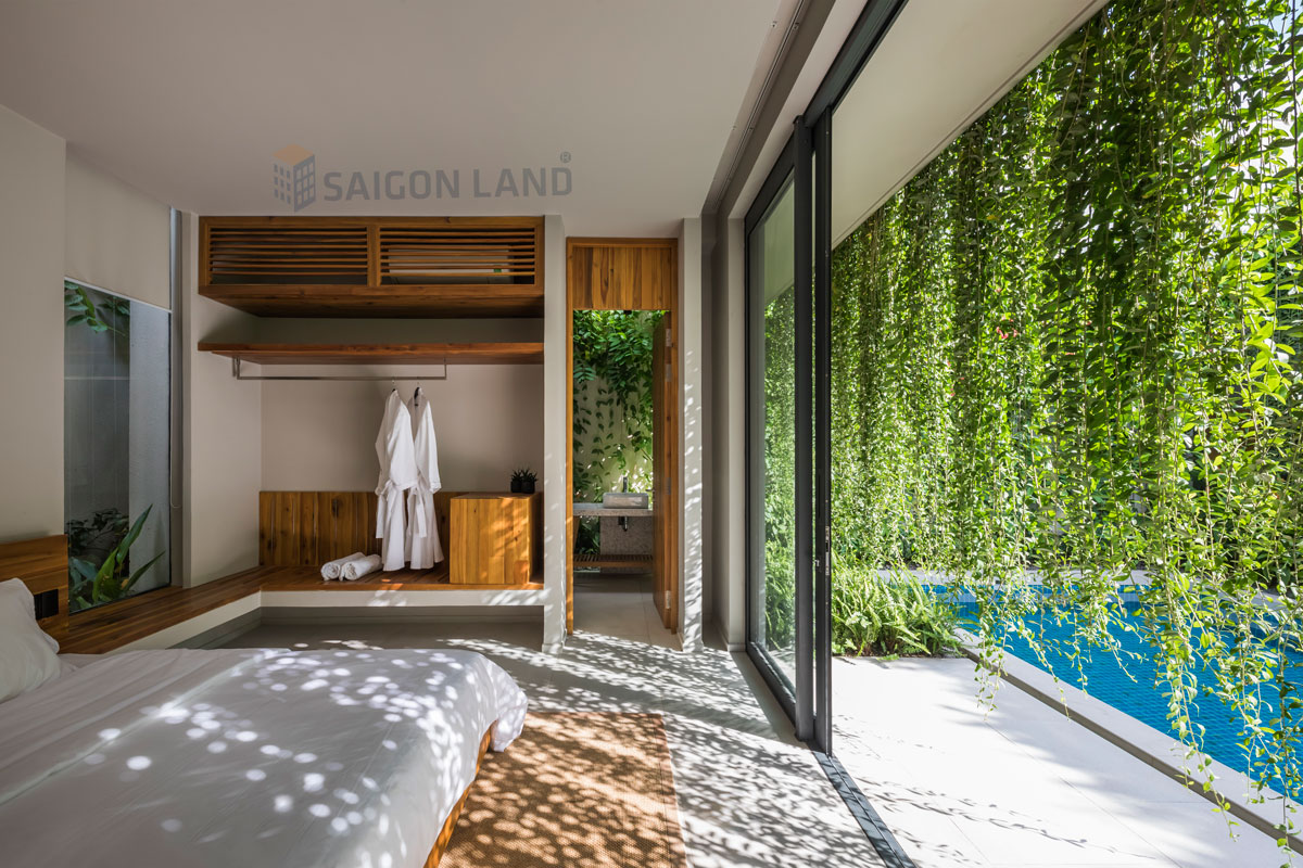 Phòng-ngủ-ngập-tràn-ánh-sáng-và-cây-xanh-tại-biệt-thự-Wyndham-Phú-Quốc